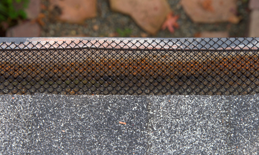 Close,Up,On,Section,Of,Rain,Gutter,On,Residential,Home,